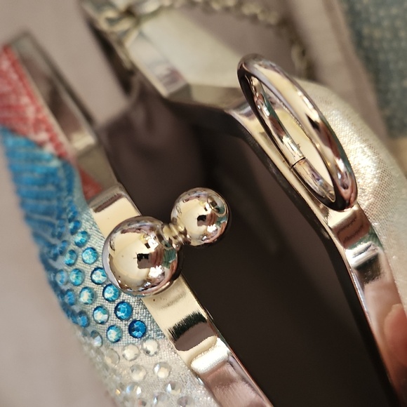 Sparkled star shape red, silver, and blue crossbody bag with chain strap - Picture 10 of 13